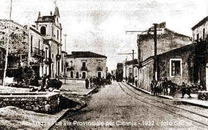 Aci Trezza - La via provinciale per Catania nel 1932 con i binari del tramway. Immagine inserita il 22/11/01
