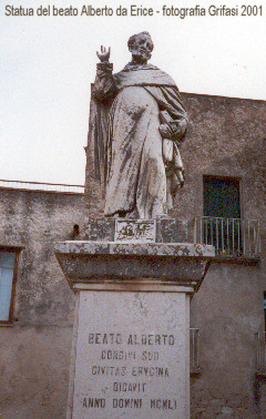 Fotografia della statua del Beato Alberto da Erice (TP) eretta dai suoi concittadini nel 1960 - (inserita sul web il 27/7/01)