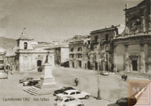 Casteltermini - particolare della Piazza del Duomo, e Monumento ai caduti - foto del 1962