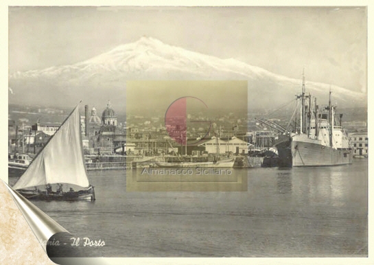 Catania. Panorama della città con l'Etna sullo sfondo - foto del 1949 - inserita il 27/10/01
