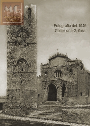 Erice - La facciata del Duomo del XV secolo e il Campanile del XIV secolo - fotografia del 1945 collezione Grifasi - inserita il 20/01/02