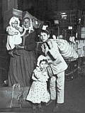 Nel deposito bagagli di Ellis Island - foto di Lewis Hine 1905