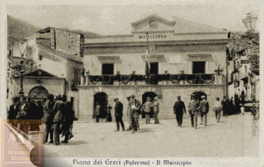 Piana dei Greci - la piazza del Municipio - cartolina del 1933 - inserita il 11/10/06