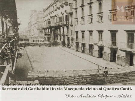 Barricate in via Macqueda a Palermo - fotografia scattata da Eugène Sevaistre 1860 - archivio Grifasi - sul web dal 17/3/02