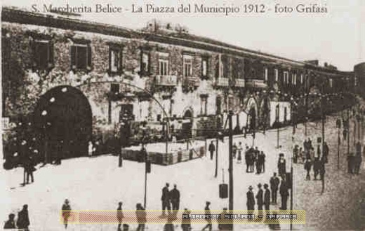 S. Margherita di Bèlice - La Palazzata nella Piazza del Municipio - foto del 1912 by Grifasi (8/11/01)
