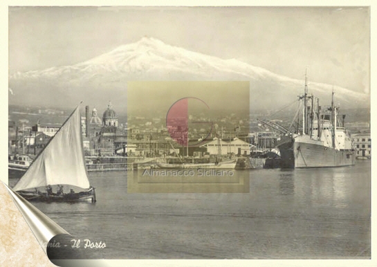 Catania. Panorama della citt con l'Etna sullo sfondo - foto del 1949 - inserita il 27/10/01