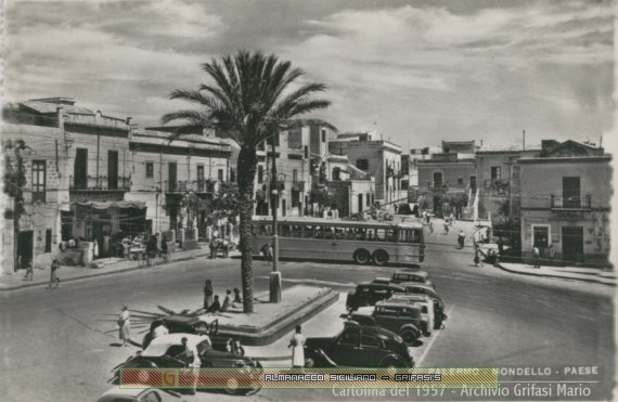 La Piazzetta di Mondello Paese nel 1957 - Archivio Grifasi - cartolina inserita il 04/05/03