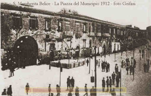 S. Margherita di Blice - La Palazzata nella Piazza del Municipio - foto del 1912 by Grifasi (8/11/01)